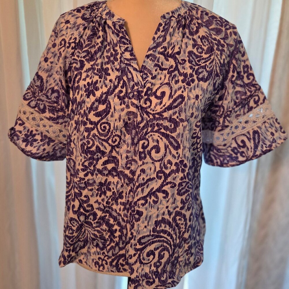 😁*BOGO SALE*😁  COMO BLU v neck lace top size small